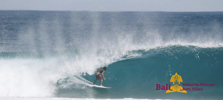 Surfer-at-desert-point-Lombok