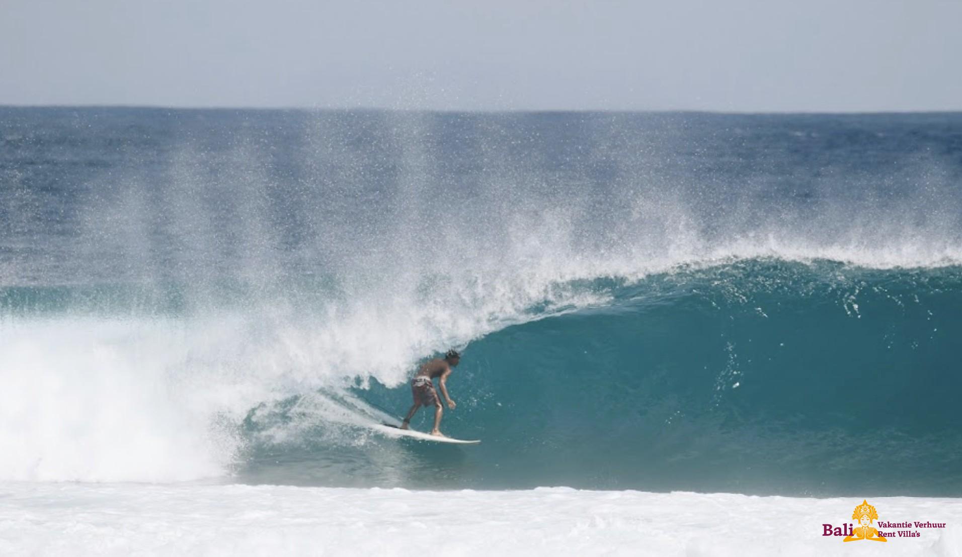 Surfer-at-desert-point-Lombok